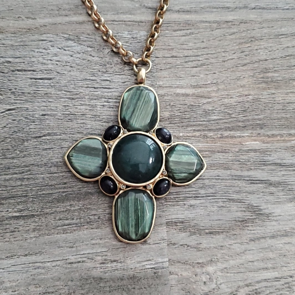 Green stone pendant necklace
